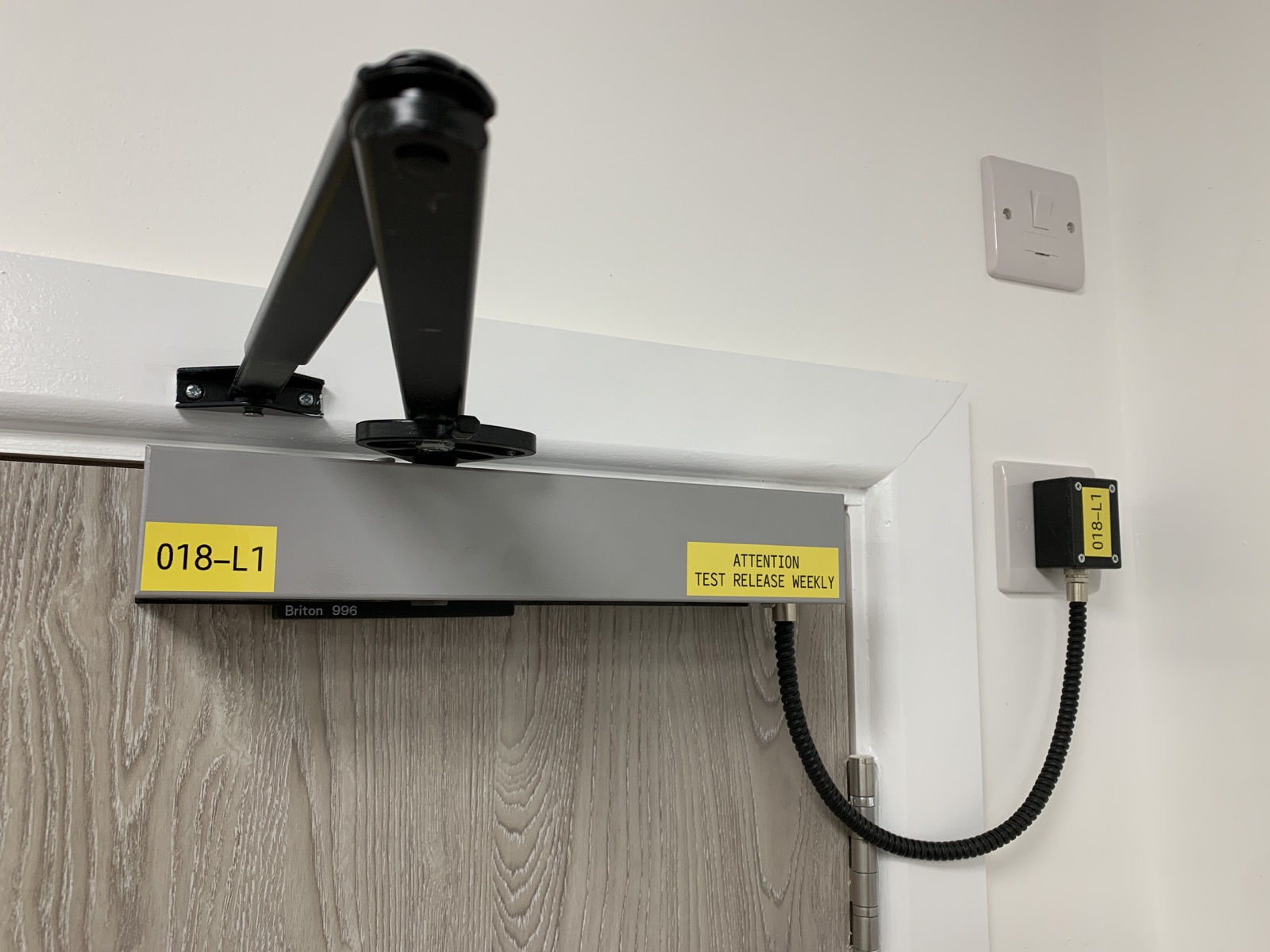 Fire door closer and release fitted on a commercial door